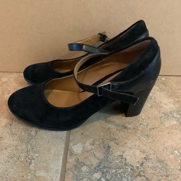 Women Black Suede Clarks shoes, preowned - Picture 4 of 6
